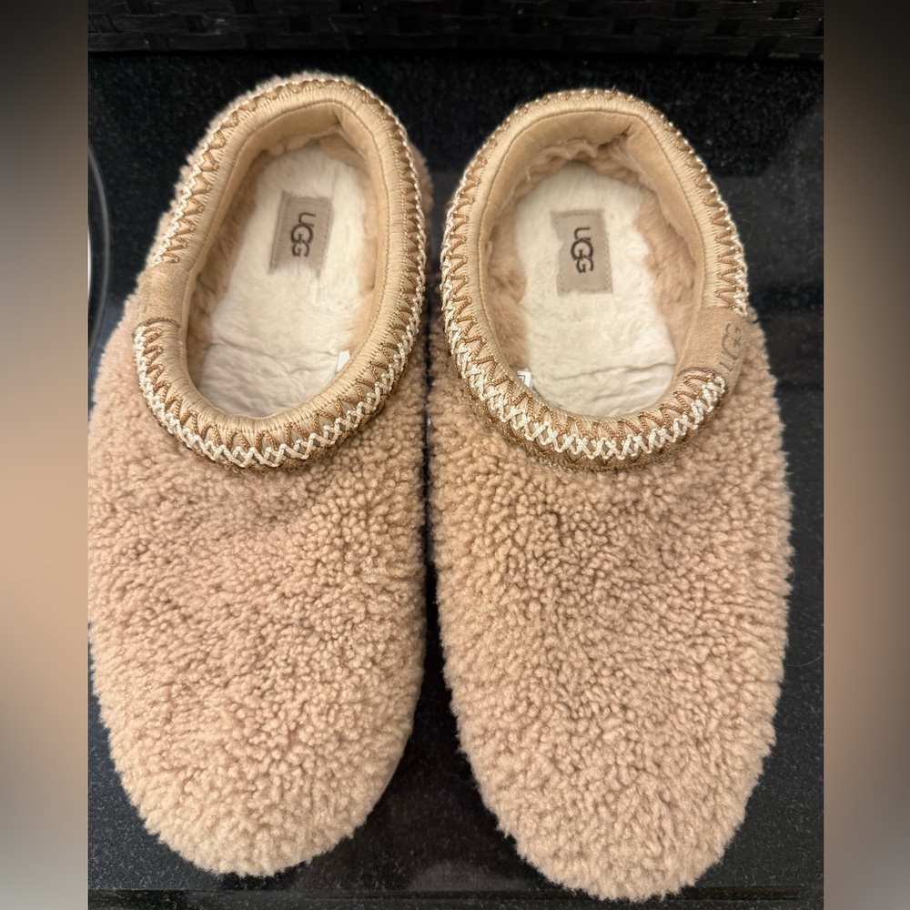 UGG WOMEN'S TAZZ CURLY SHEARLING SLIP ON SLIPPERS in sand.